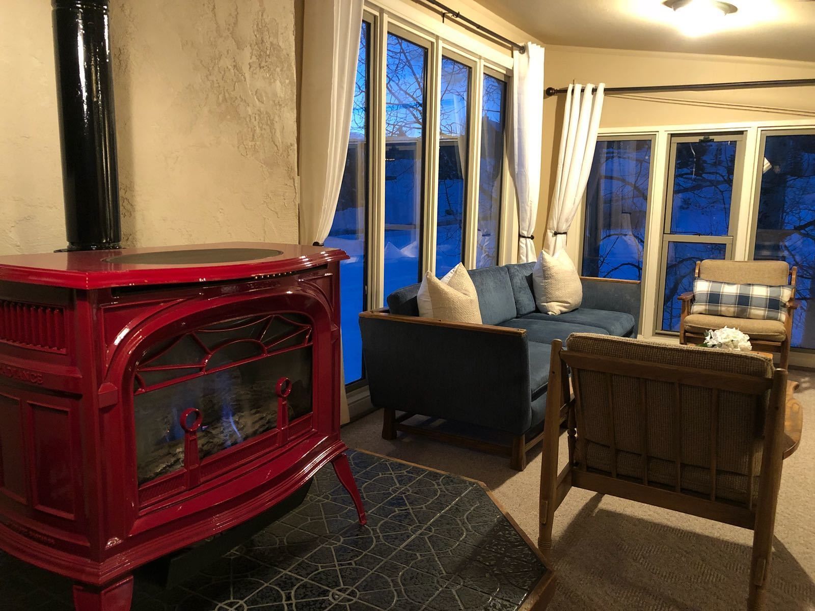 signature chalet, 3 bedrooms, mountain view | premium bedding, down duvets, blackout curtains, iron/ironing board