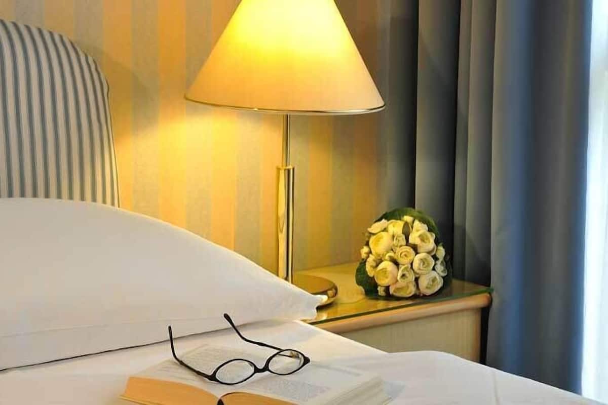 Kamar Standar, 1 Tempat Tidur Queen, Bebas Asap Rokok | Minibar, brankas, meja kerja, dan kedap suara