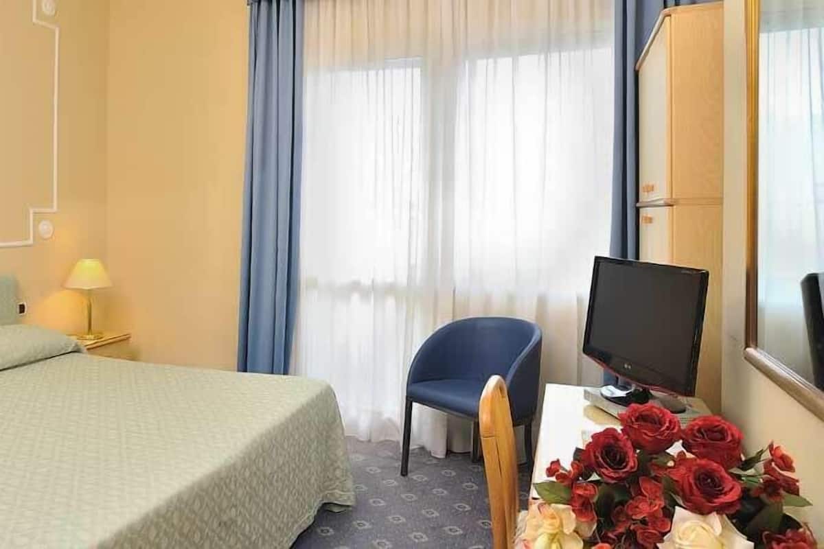 Minibar, brankas, meja kerja, dan kedap suara