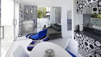 Ropa de cama de alta calidad, edredón, camas con pillow-top y minibar
