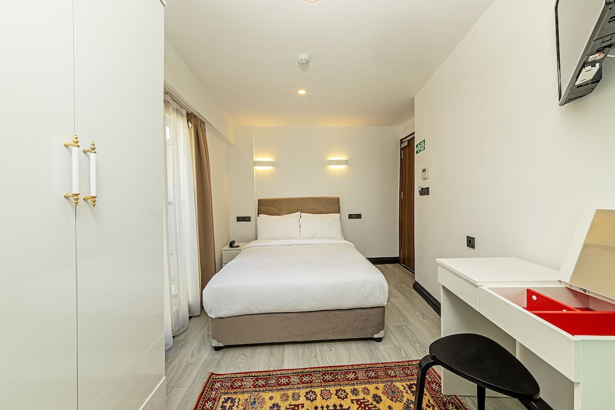 Economy Double Room | Luxe beddengoed, een minibar, een kluis op de kamer, geluiddichte muren