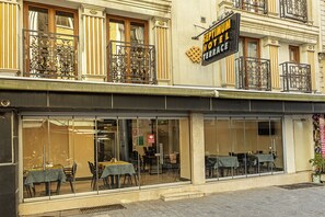 Vista frontal de la propiedad