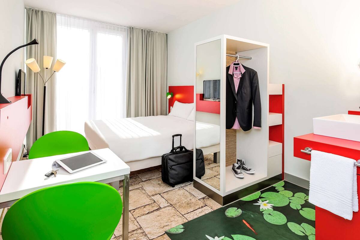 comfort room, 1 double bed (all comfort) | 1 bedroom, individually decorated, desk, soundproofing