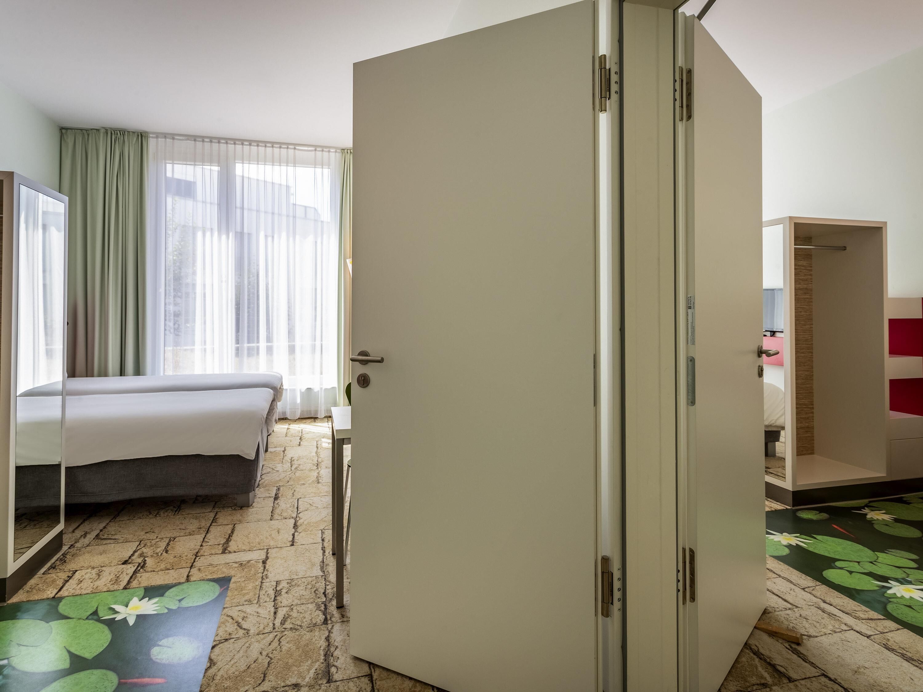 Perhesviitti, 2 parisänkyä (All Comfort) | Yksilöllisesti sisustettu, työpöytä, äänieristys, silitysrauta/-lauta