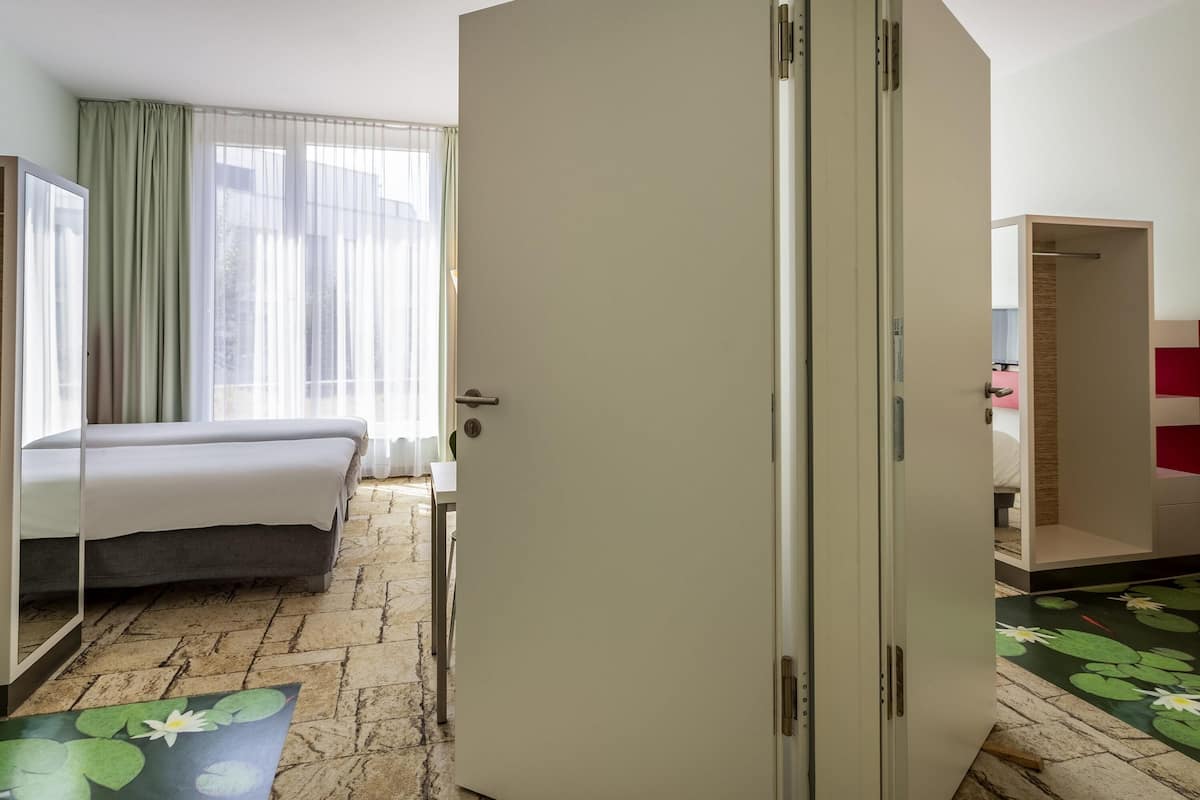 Perhesviitti, 2 parisänkyä (All Comfort) | Yksilöllisesti sisustettu, työpöytä, äänieristys, silitysrauta/-lauta