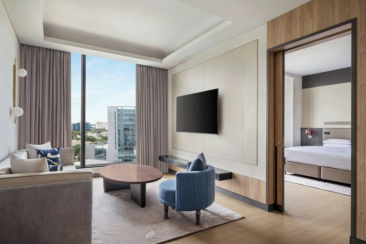 suite, 1 king bed | lounge