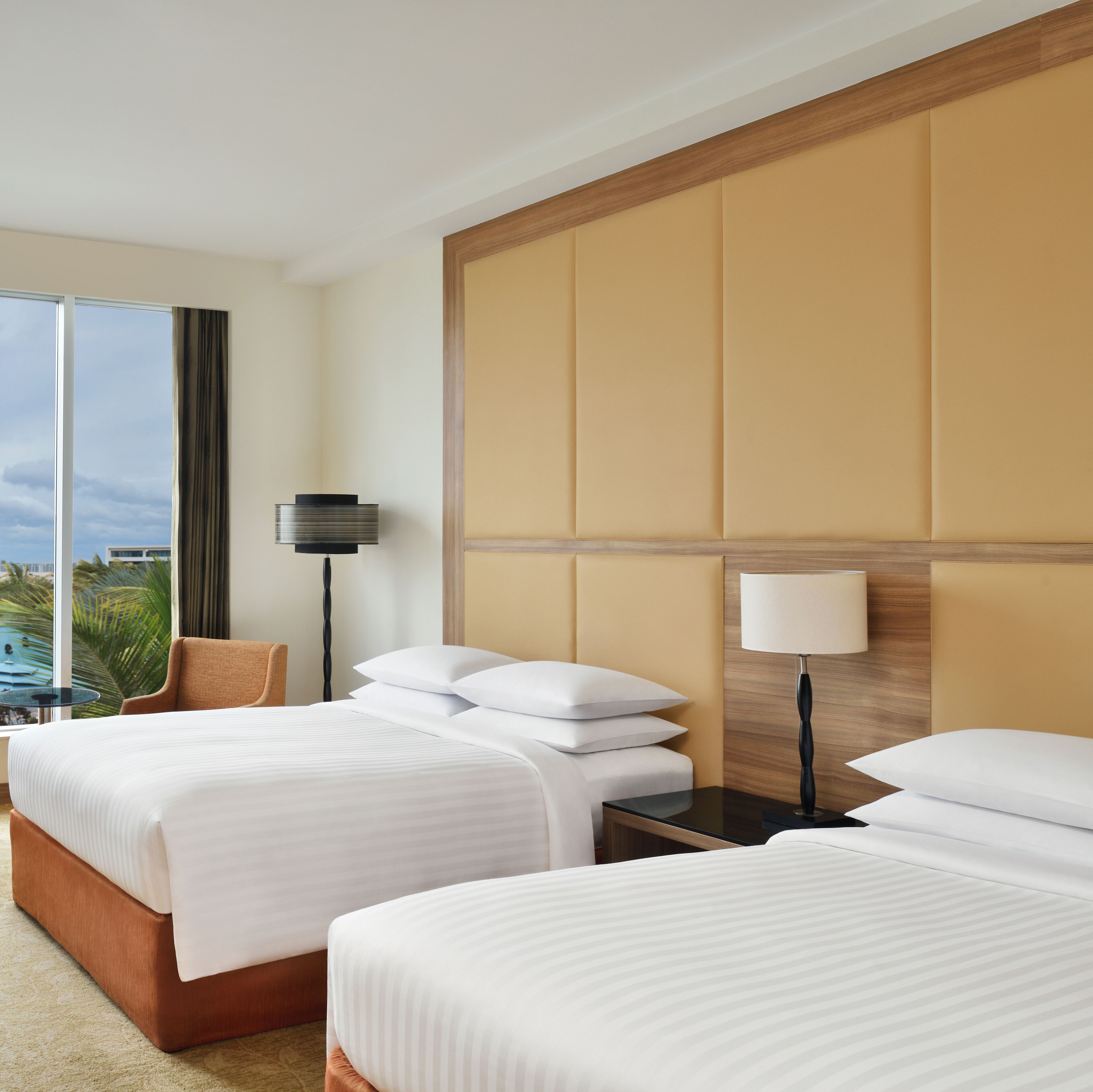 高档床上用品、羽绒被、迷你吧、客房内保险箱