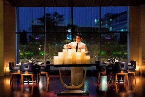 3 restaurants, servant le déjeuner et le dîner; cuisine internationale