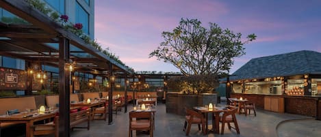 Utomhuspool med öppettider 06.00 till 22.00, och solstolar