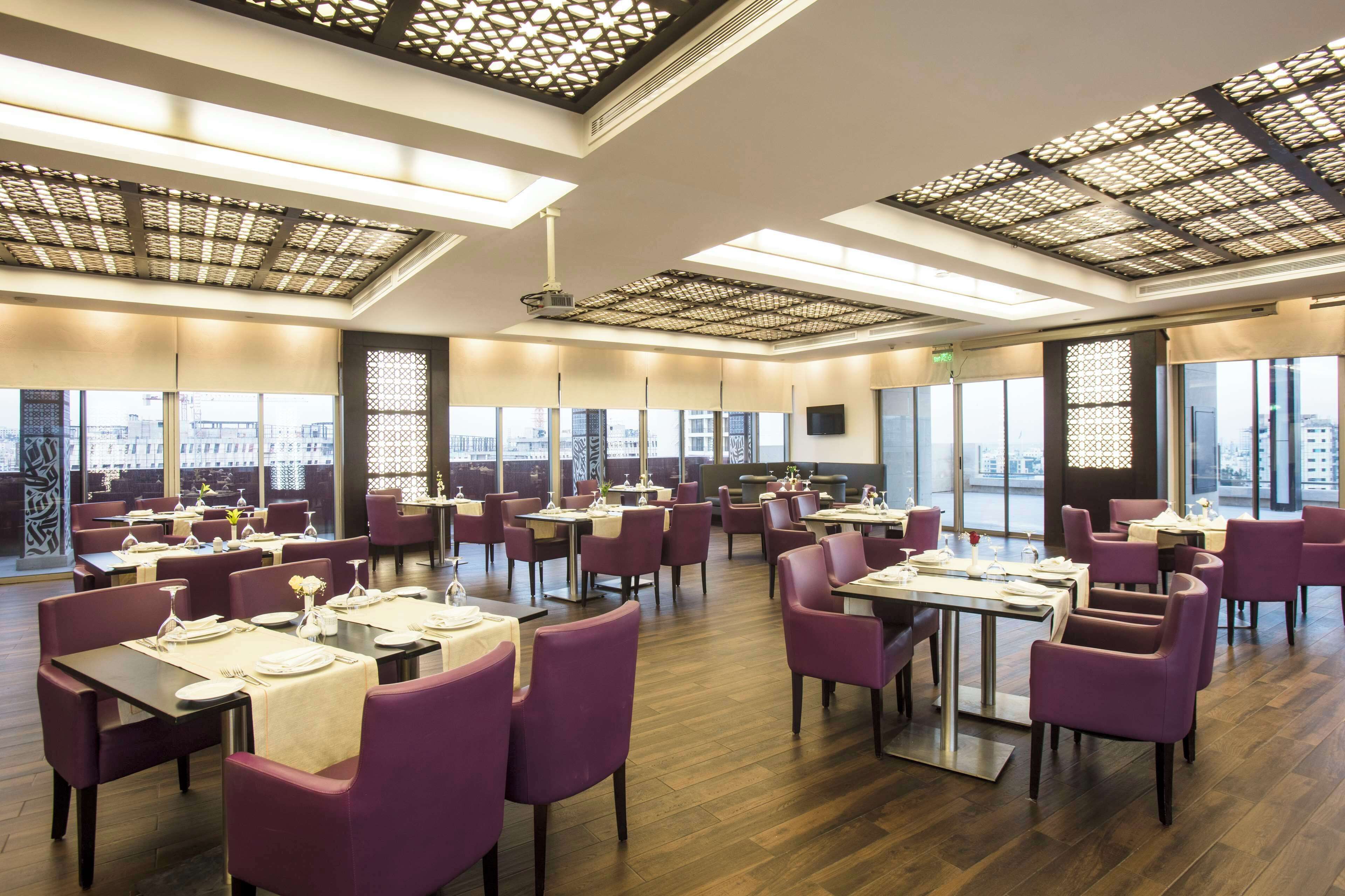 2 间餐厅，供应早餐、午餐和晚餐，国际美食