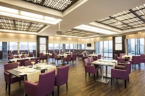 2 Restaurants, Frühstück, Mittagessen, Abendessen, internationale Küche