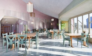 Petit déjeuner et déjeuner servis sur place