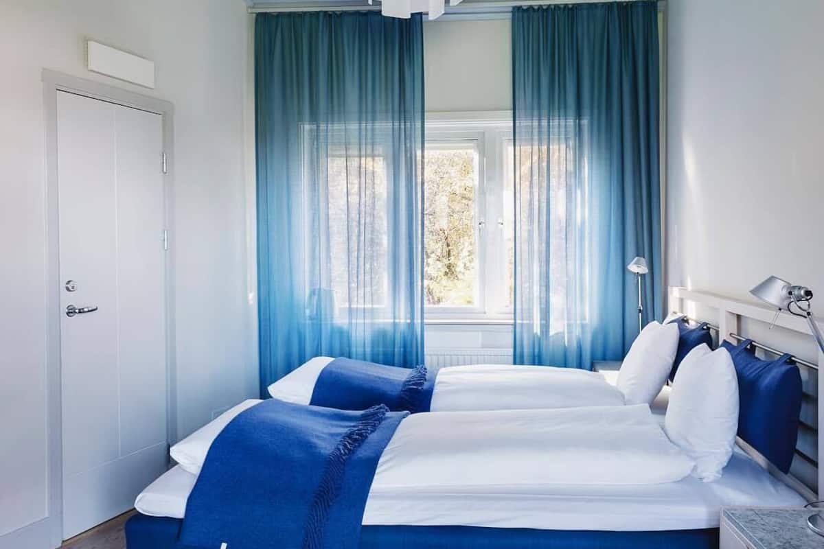 Kamar Double Khas | Seprai antialergi, selimut bulu angsa, dan meja kerja