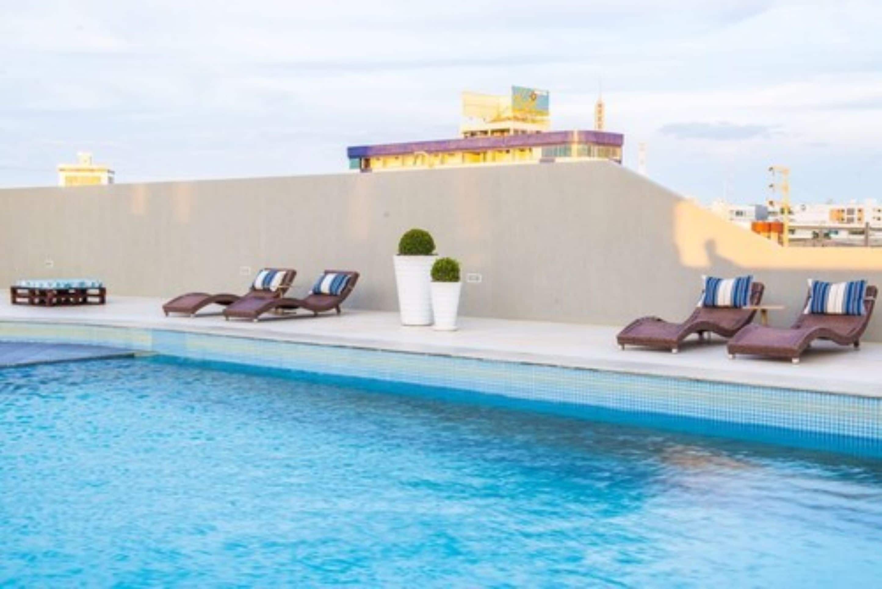 室外游泳池，日光浴躺椅