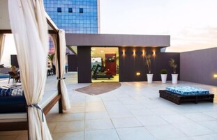 Una piscina al aire libre, sillones reclinables de piscina