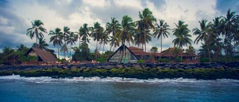 Sur la plage, serviettes de plage, volleyball, aviron/canotage