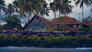 En la playa, toallas de playa, vóleibol de playa, bote de remos
