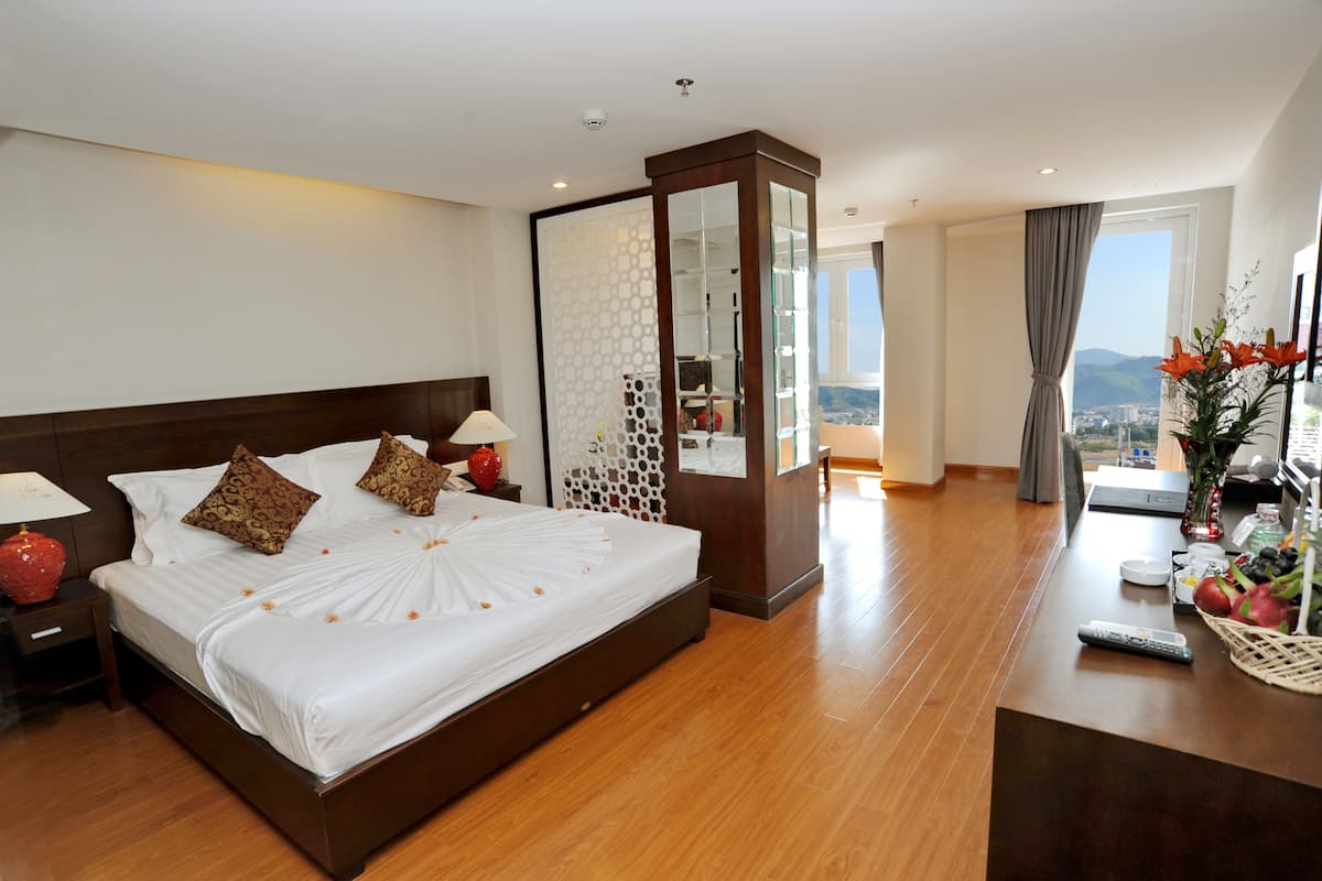Double Room | Minibar, in-room safe, desk, blackout drapes