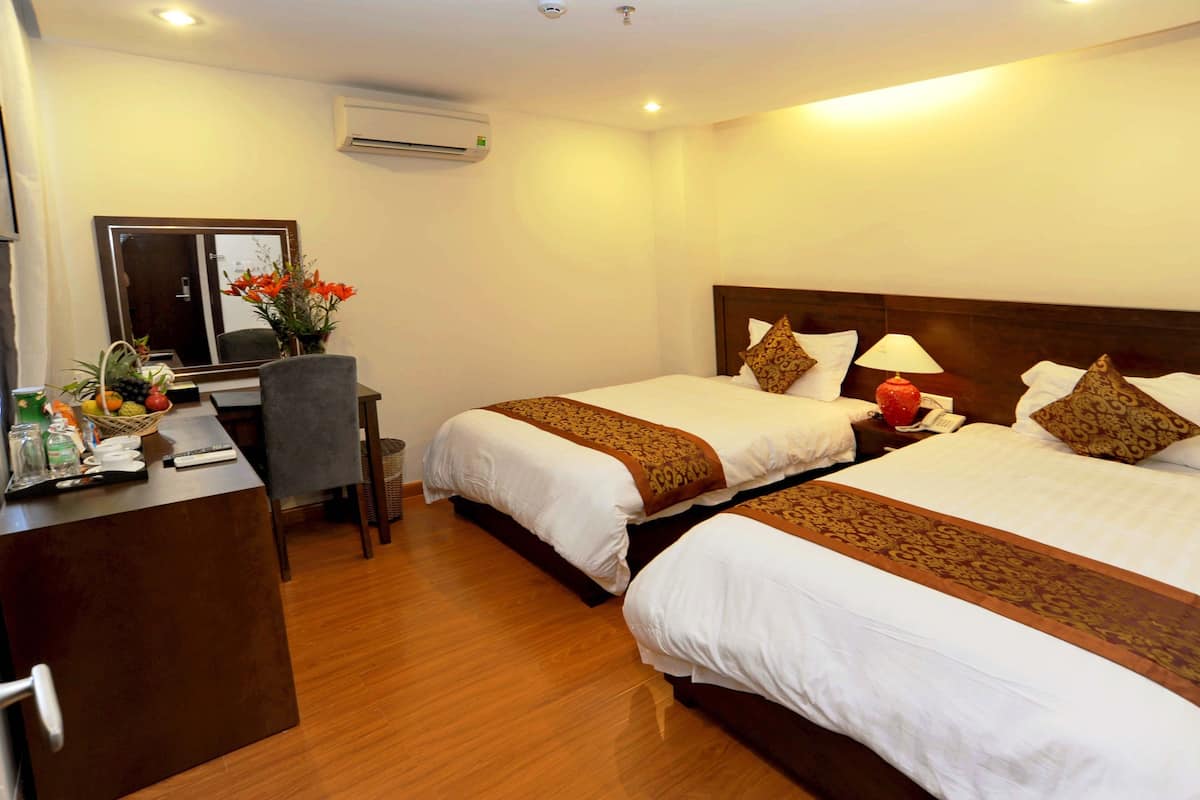 Superior Twin Room | Minibar, in-room safe, desk, blackout drapes