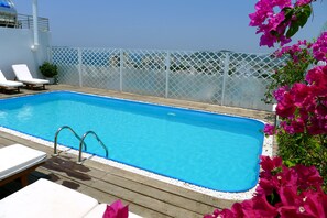 Utomhuspool, pool på takterrassen, parasoller och solstolar
