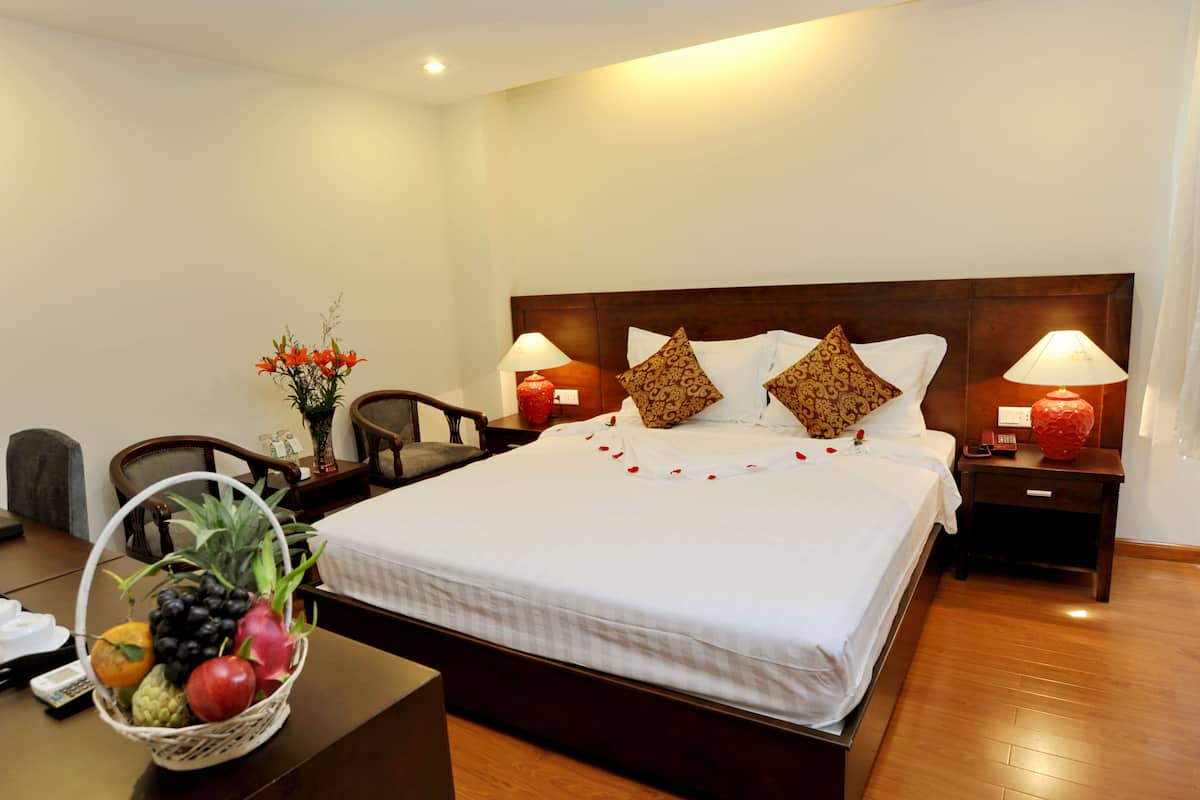 Superior Double Room | Minibar, in-room safe, desk, blackout drapes
