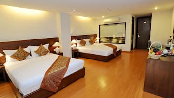 Family Suite | Minibar, in-room safe, desk, blackout curtains