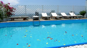 Outdoor pool, a rooftop pool, pool umbrellas, pool loungers - Hanoi Golden Hotel (Nha Trang)