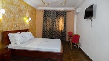 Habitación doble | Muebles diferentes, escritorio, cortinas blackout y wifi gratis