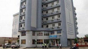 Un edificio moderno de varios pisos, con una entrada en esquina y varias galerías.