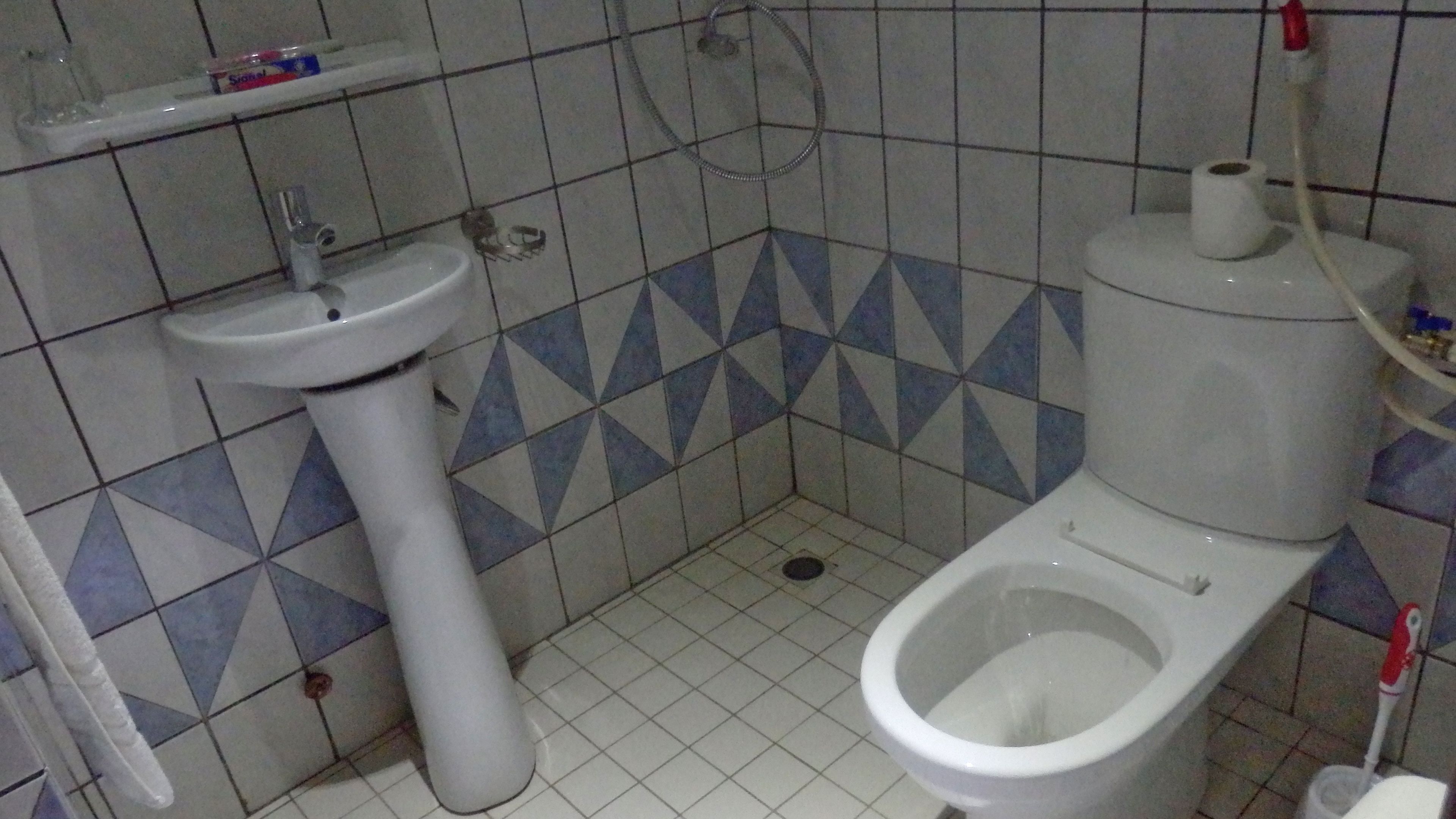 deep-soaking bathtub, free toiletries, towels