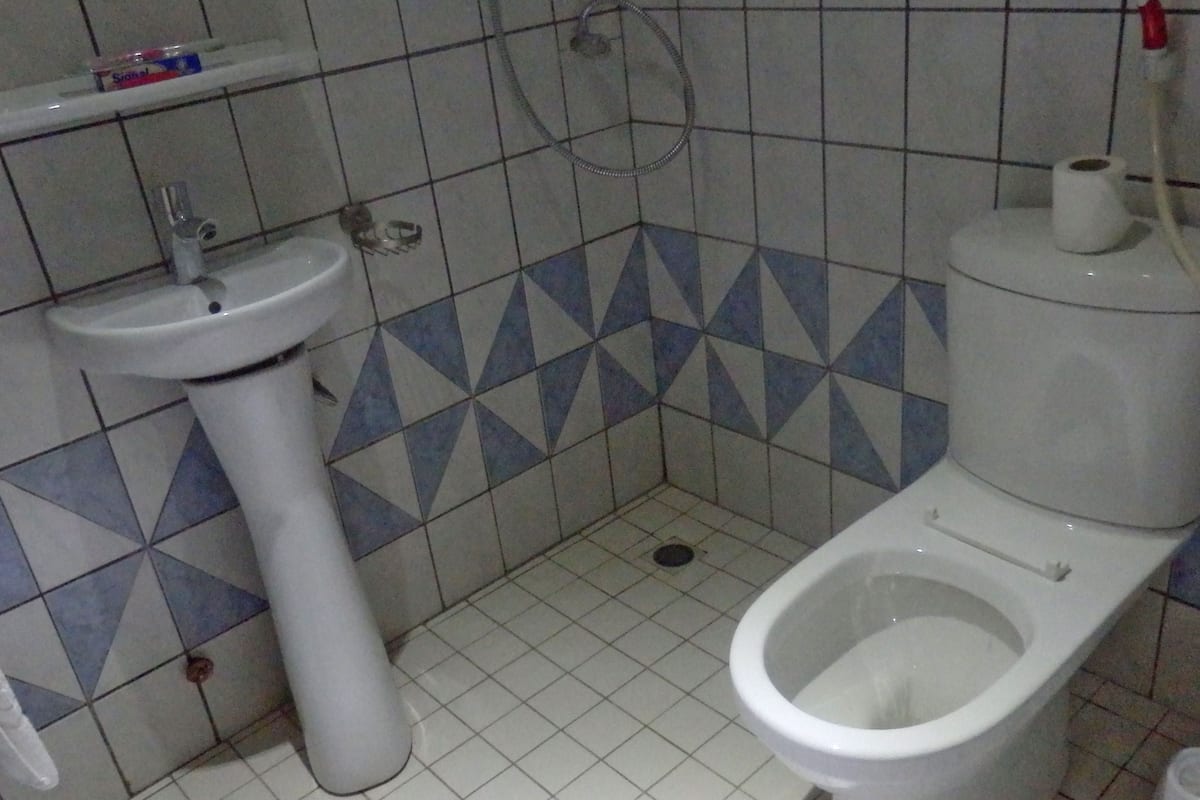 deep-soaking bathtub, free toiletries, towels