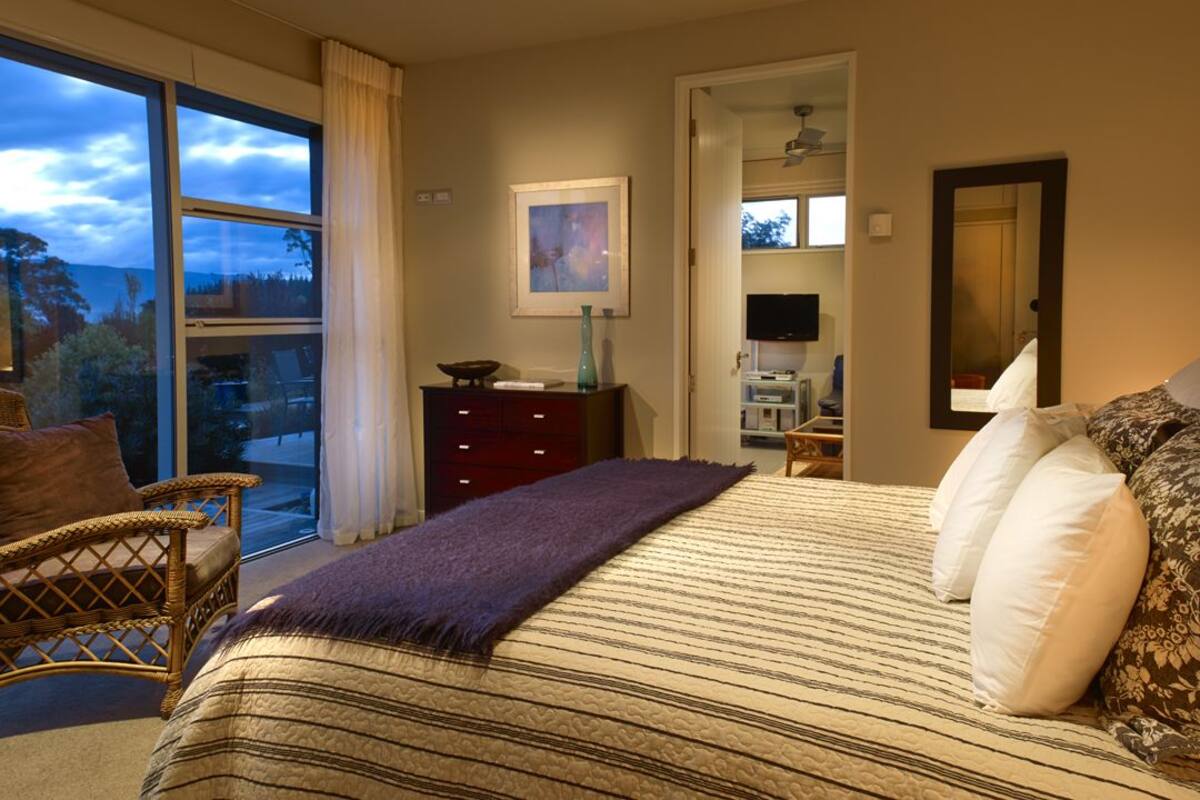 2 bedrooms, Egyptian cotton sheets, hypo-allergenic bedding