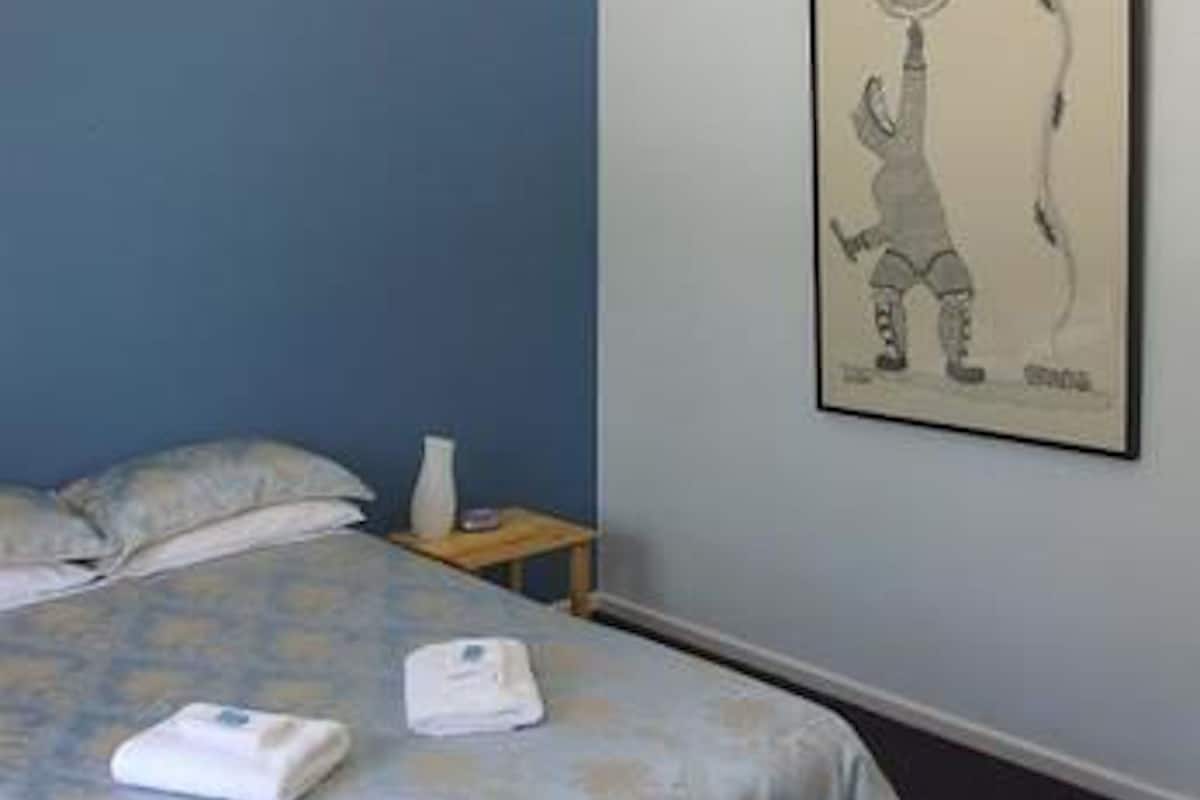 Tabla de planchar con plancha y ropa de cama 
