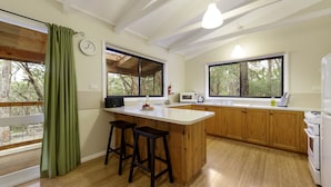 Chaumière Standard, 2 chambres, non-fumeur, cuisine (Ferny Reach Cottage) | Cuisine privée | Cafetière-théière, réfrigérateur grande capacité avec congélateur