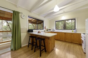 Ferny Reach Cottage | Private kitchen | Full-size fridge, microwave, stovetop, coffee/tea maker - Countrywide Cottages (Bambra)