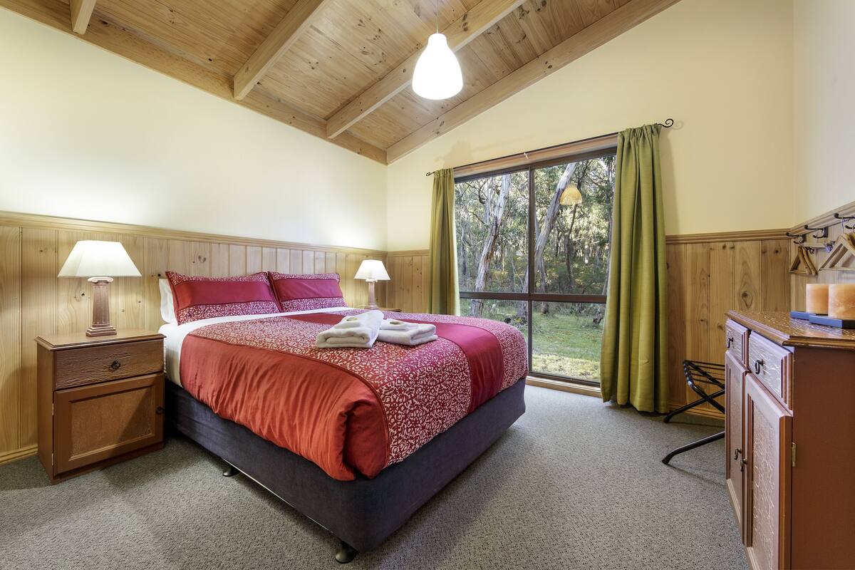 Tabla de planchar con plancha y ropa de cama 