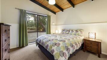 Ferny Reach Cottage | Iron/ironing board, bed sheets