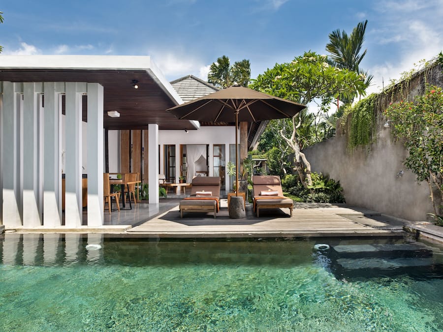 Piscina externa, espreguiçadeiras