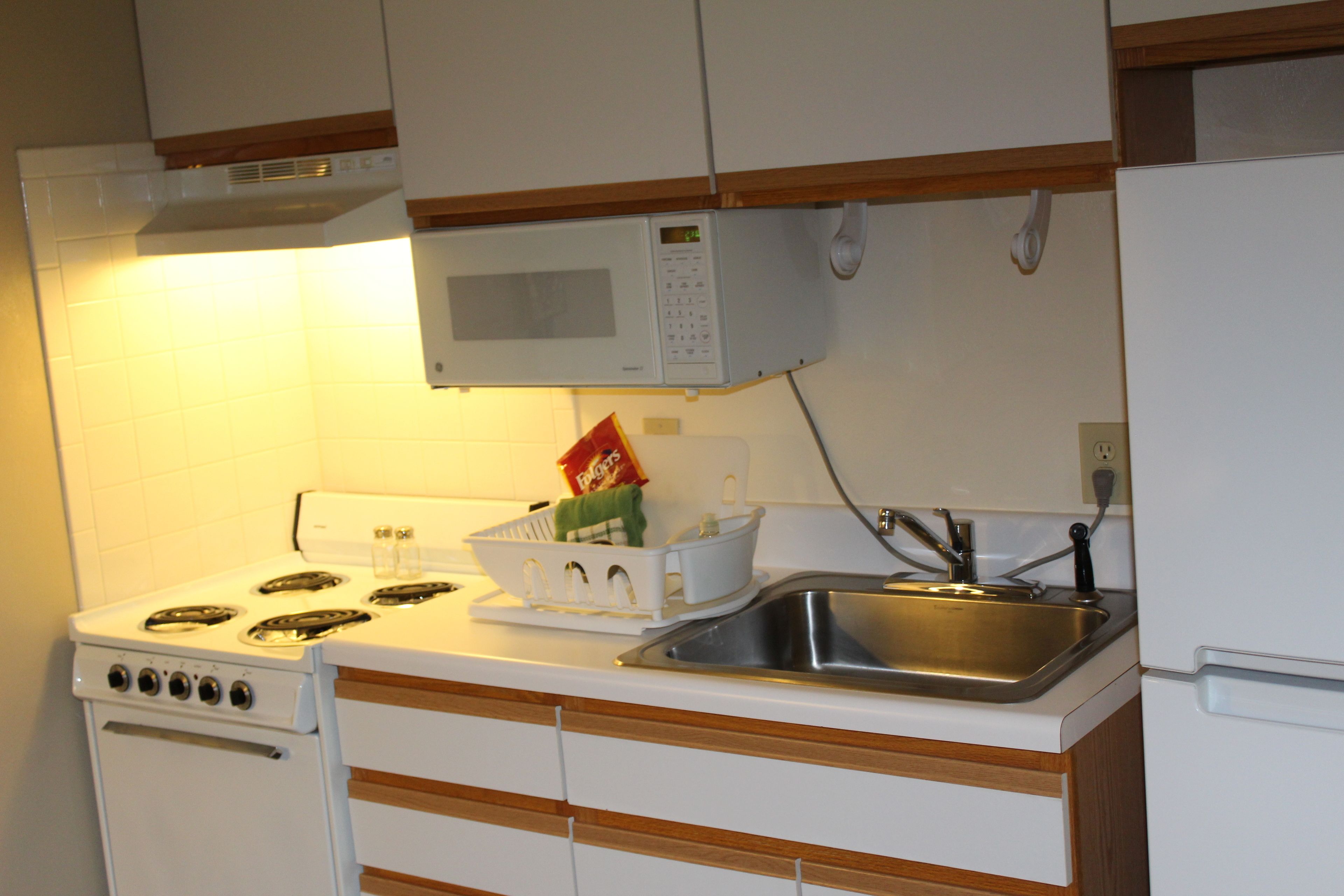 full-sized fridge, microwave, oven, stovetop