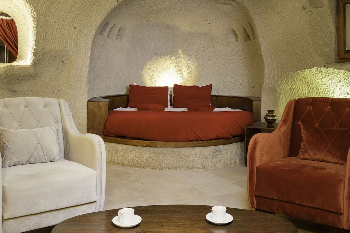 Premium bedding, minibar, in-room safe, laptop workspace