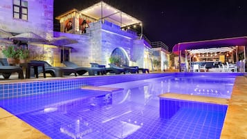 Een seizoensgebonden buitenzwembad en parasols bij het zwembad