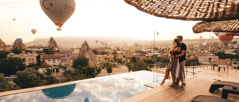 Una piscina al aire libre de temporada (de 10:30 a 19:00), sombrillas