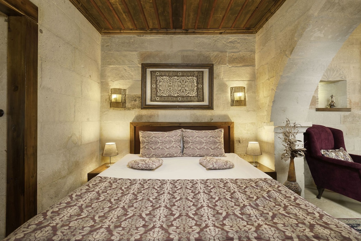 Premium bedding, minibar, in-room safe, laptop workspace