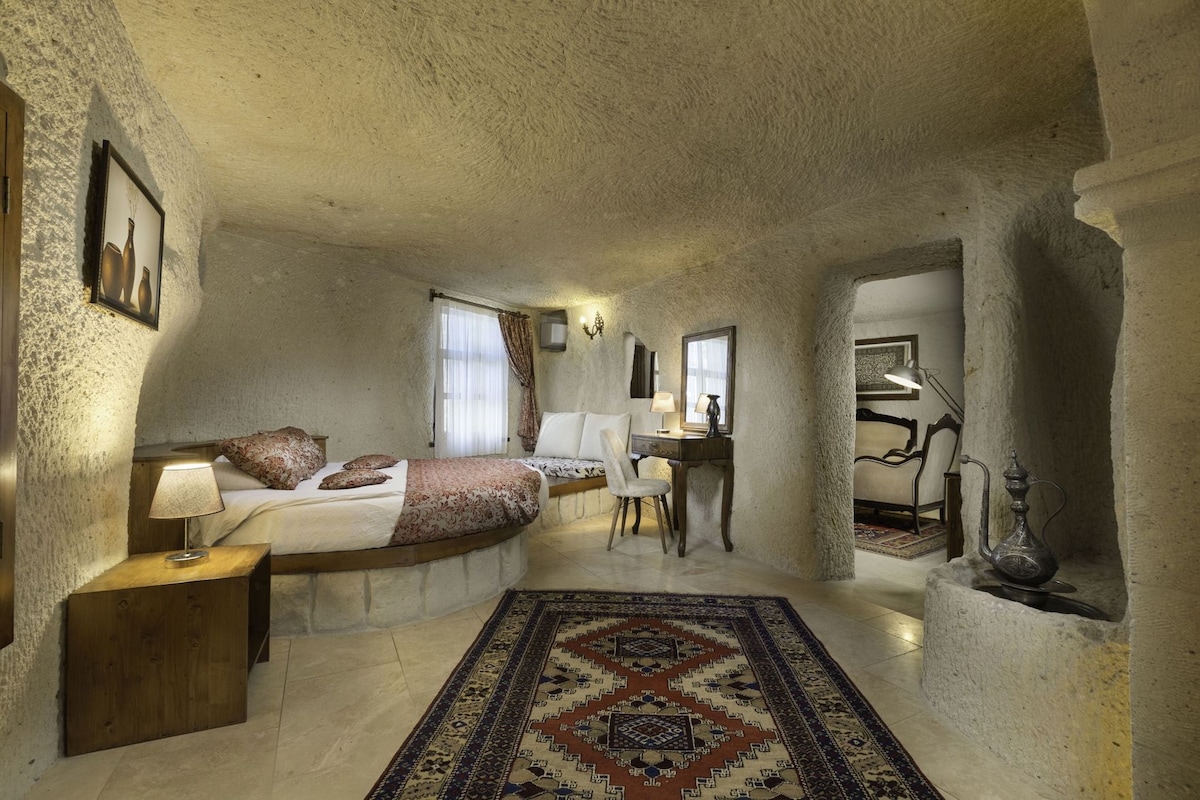 Premium bedding, minibar, in-room safe, laptop workspace
