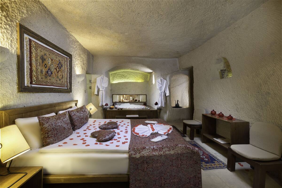 111 King Cave Suit with Jacuzzi | 고급 침구, 미니바, 객실 내 금고, 노트북 작업 공간