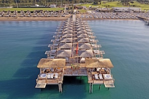 私人海灘、免費海灘接駁車、小屋 (收費)、躺椅