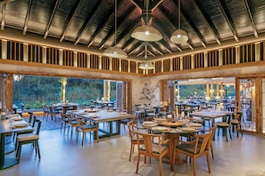 6 restaurants, breakfast, lunch, dinner served; international cuisine