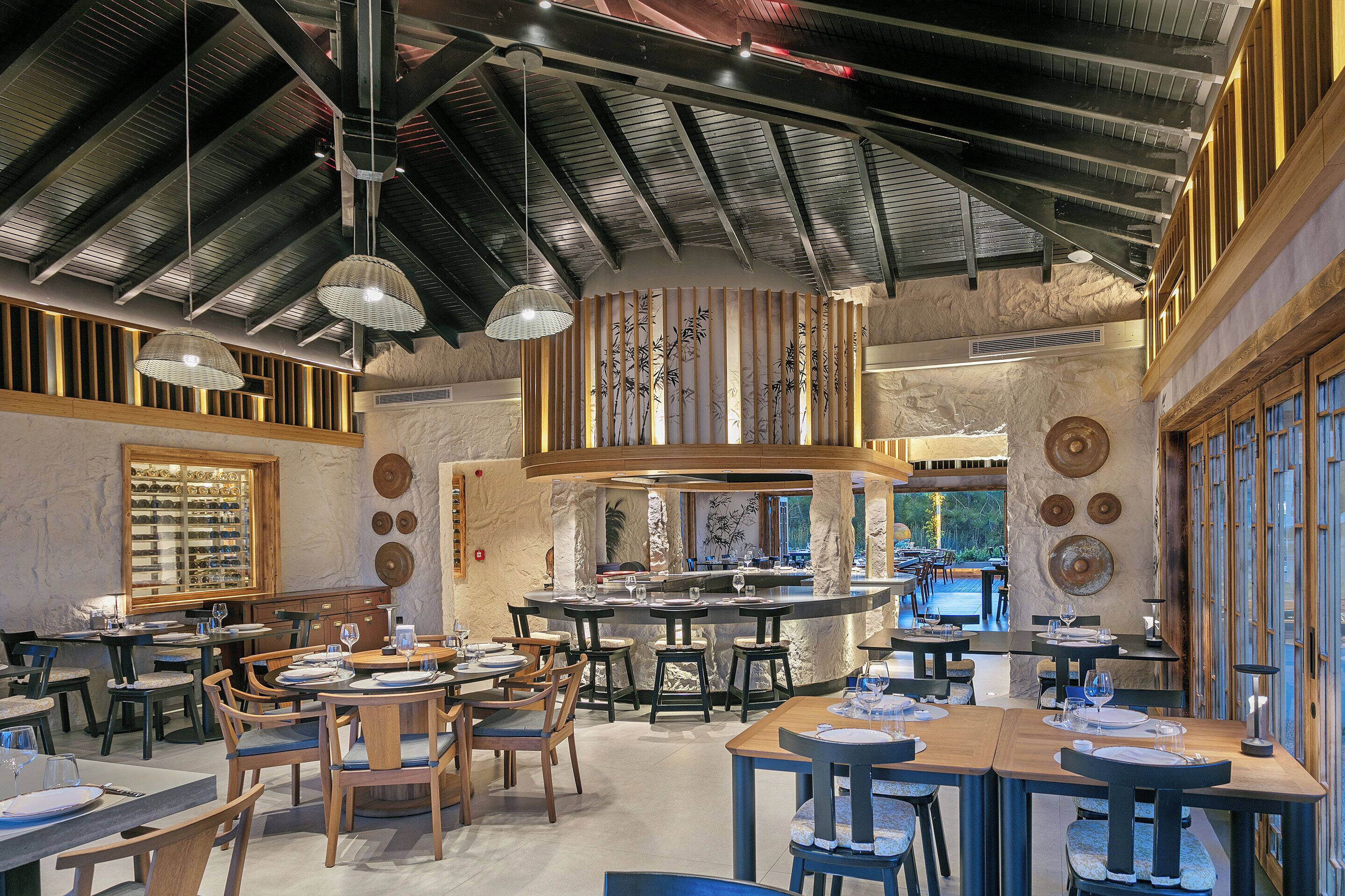 6 restaurants, breakfast, lunch, dinner served; international cuisine