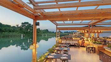 6 restaurants, breakfast, lunch, dinner served; international cuisine