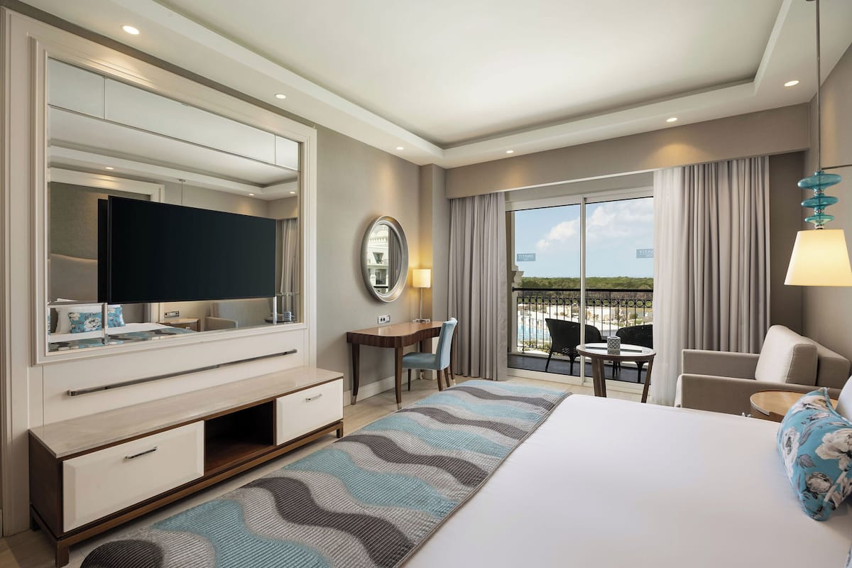 Minibar con artículos gratuitos y caja de seguridad en la habitación